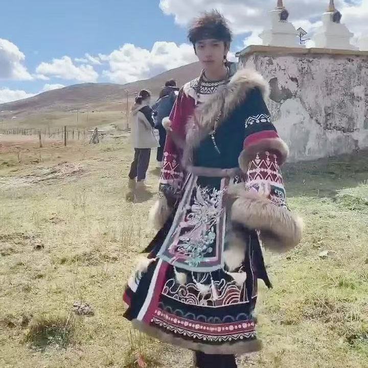 Jubah Tibet Bordir Klasik Pria - Photography Of A Man ulasan dan harga